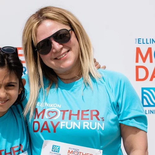 Νάνσυ Ζαμπέτογλου | Φωτογραφίζει τη γλυκύτατη κόρη της αγκαλιά με τον ηθοποιό Ιωάννη Παπαζήση