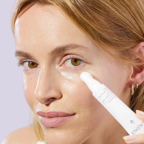 Καφέ κηλίδες στην επιδερμίδα; Το serum που θα σε βοηθήσει να τις "εξαφανίσεις" είναι αυτό που λατρεύουν και οι Γαλλίδες