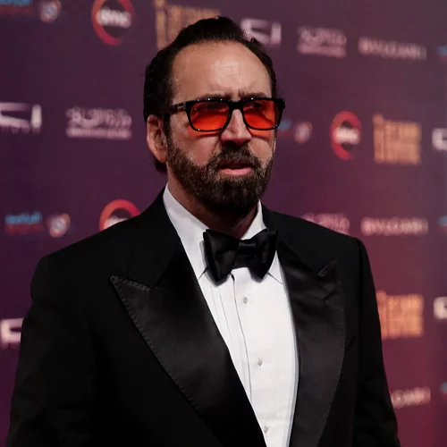 Πέμπτο στεφάνι για τον Nicolas Cage | Έκλεψε την παράσταση το μαύρο νυφικό- κιμονό της 26χρονης αγαπημένης του