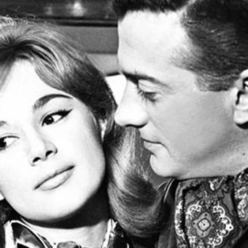 Δεν τον περιμέναμε λιγότερο γοητευτικό | Ο Αλέκος Αλεξανδράκης στην πρώτη του κινηματογραφική εμφάνιση