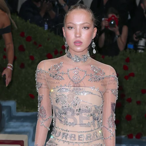 Lila Moss | Η 19χρονη κόρη της Κate Moss στο κόκκινο χαλί με τις αντλίες ινσουλίνης