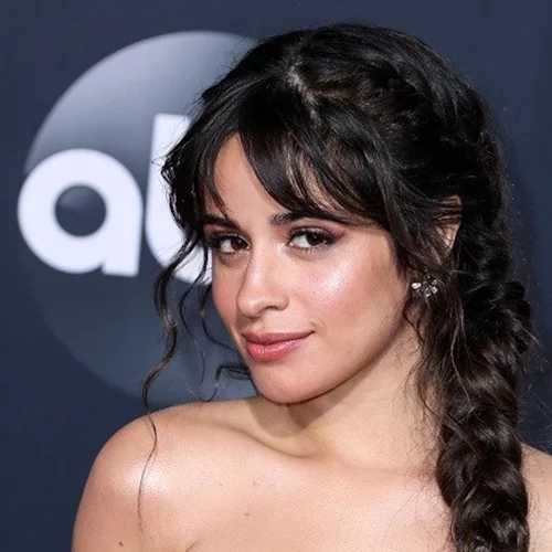 H Camila Cabello με ένα απροσδόκητο χρώμα στα μαλλιά της είναι (εντελώς) αγνώριστη
