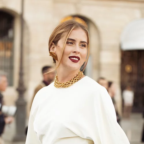 Πώς θα κάνεις τα πιο λαμπερά χτενίσματα τις γιορτές – χωρίς να φύγεις από το σπίτι