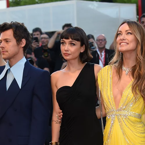 Don't Worry Darling | Τα πιο κομψά celebrity looks στο κόκκινο χαλί της πολυαναμενόμενης πρεμιέρας