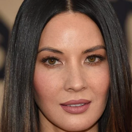 H Olivia Munn φωτογραφήθηκε ημίγυμνη και έδειξε τις ουλές της διπλής μαστεκτομής