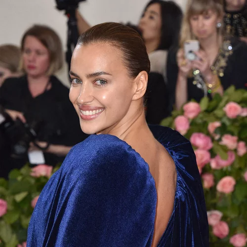 Η Irina Shayk με lime green μαλλιά