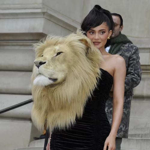 Λιοντάρια, λύκοι, λεοπαρδάλεις σε φορέματα έφεραν αντιδράσεις στην Εβδομάδα Μόδας στο Παρίσι | Το αμφιλεγόμενο catwalk του οίκου Schiaparelli