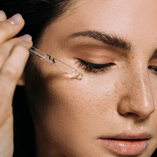 Ποιον ορό προσώπου να επιλέξω; Όλες οι απαντήσεις στις απορίες σου για τα serums