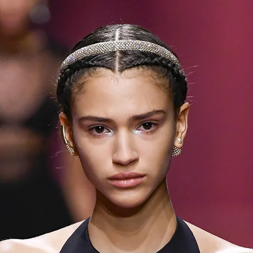 Street style approved | Η στέκα είναι το πιο κομψό αξεσουάρ μαλλιών που μπορείς να φορέσεις τώρα