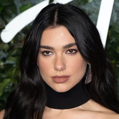Το golden mani της Dua Lipa θα σε βάλει σίγουρα στο κλίμα των Χριστουγέννων (αν δεν έχεις μπει ήδη)