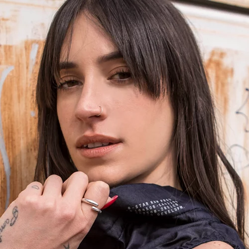 Η Ραφαέλα Ψαρρού ξέρει πώς να αναδεικνύει τα καλλίγραμμα πόδια της | Λατρέψαμε το κομψό ολόσωμο μαγιό της