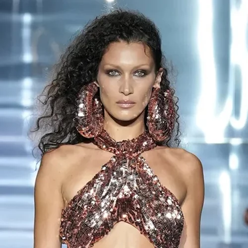 Afro hair is back | Oι αδελφές Hadid, πιο σέξι από ποτέ στην πασαρέλα, με το πιο hot χτένισμα για σγουρά μαλλιά