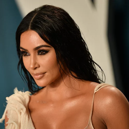 Η Kim Kardashian σού δείχνει τα πιο glam χτενίσματα για τη βραδινή σου έξοδο