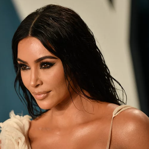 H Kim Kardashian με αλά Jackie O χτένισμα είναι άλλος άνθρωπος