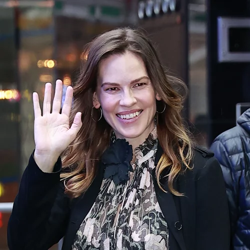 Η Hilary Swank μοιράστηκε το τελευταίο υπερηχογράφημα των διδύμων λίγο πριν γεννήσει