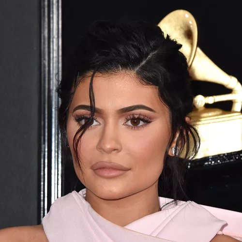 H Kylie Jenner επανακυκλοφόρησε τη σειρά καλλυντικών της με εντελώς νέα σύνθεση