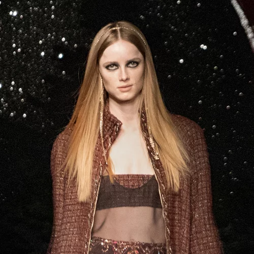 PFW FW '21 | Το δυναμικό comeback των αξεσουάρ μαλλιών που ομορφαίνουν τα χτενίσματά μας