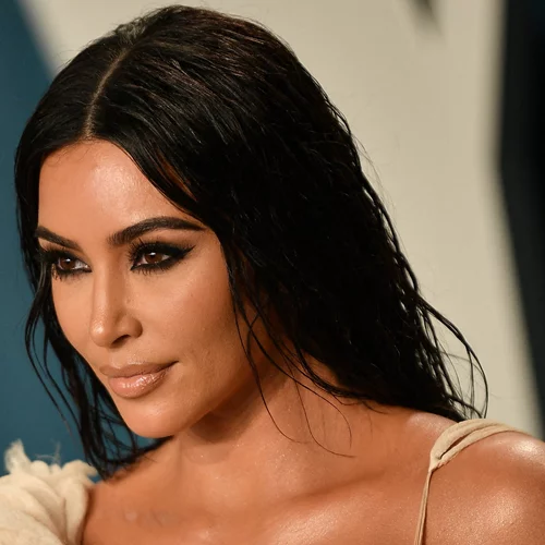Kim Kardashian | Δεν θα πιστέψεις τον ευρηματικό τρόπο που χρησιμοποίησε για να κάνει κυματιστά τα μαλλιά της