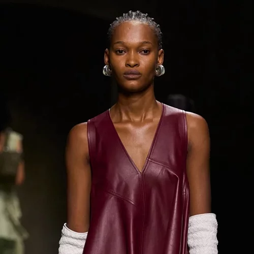 Γλυπτό του Boccioni και δύο ρωμαϊκά του 1ου π.Χ. αιώνα έκλεψαν την παράσταση στο show Bottega Veneta