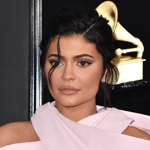 Το εύκολο τρικ για να αποκτήσεις τα ζουμερά χείλη της Kylie Jenner