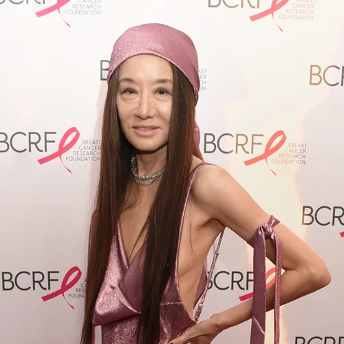 Η Vera Wang ως άλλη Κλεοπάτρα διχάζει ξανά το κοινό με την ηλικία της