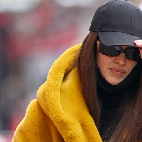 H Irina Shayk με το αξεσουάρ-κλειδί για στιλ στα χιόνια