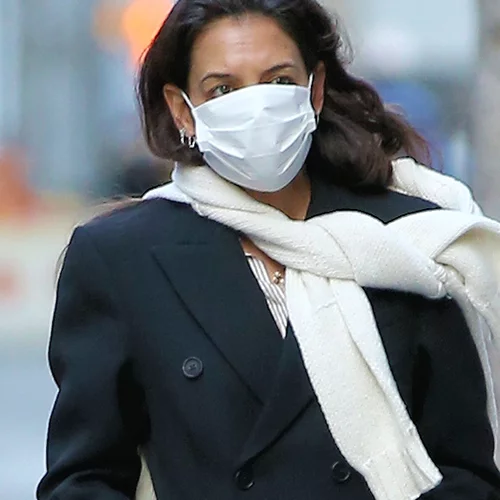 Η Katie Holmes επαναφέρει την πιο αμφιλεγόμενη τάση στο footwear