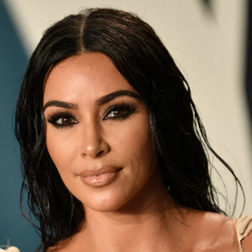 Kim Κardashian | Ο πανεύκολος τρόπος της για να κάνει υπέροχα κυματιστά μαλλιά