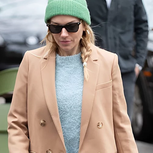 H Sienna Miller έκανε τον πιο έξυπνο συνδυασμό μ' ένα μπεζ σακάκι