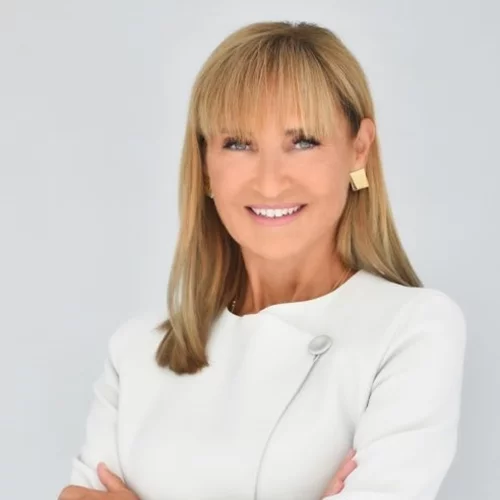 Μάρα Ζαχαρέα | Με outfit στο χρώμα της μόκας στο Ηρώδειο