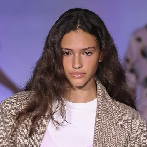 Μακριά μαλλιά που δείχνουν άτονα, χωρίς ζωντάνια; 5 μοντέρνα hairstyles που θα τους δώσουν στιλ στη στιγμή