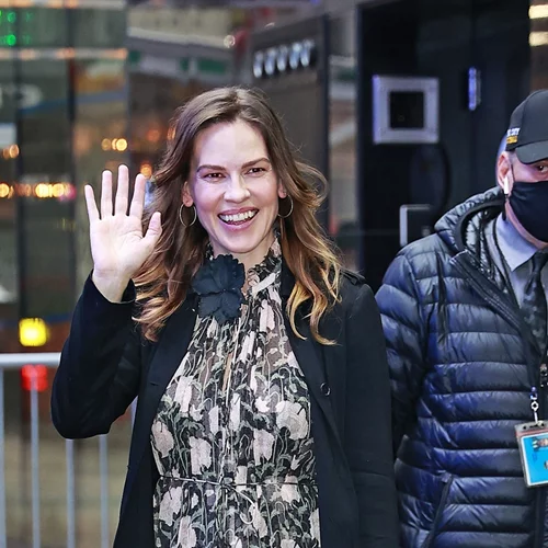 Hilary Swank | Η 48χρονη ηθοποιός είναι έγκυος και μας δείχνει το δικό της θαύμα των Χριστουγέννων