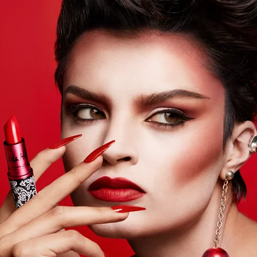 Δημιούργησε αμέτρητους, συναρπαστικούς συνδυασμούς με μόλις τρία special-edition κραγιόν MAC VIVA GLAM x KEITH HARING