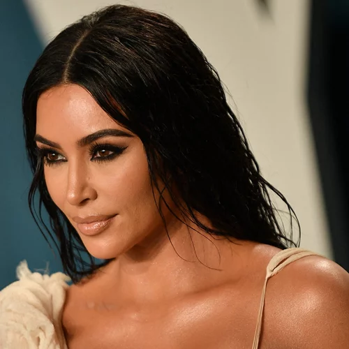 Η Kim Kardashian έκοψε κοντά τα μαλλιά της
