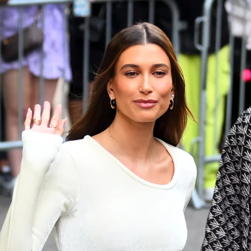 Hailey Bieber | Mόλις λάνσαρε το μανικιούρ που αναμένεται να αντικαταστήσει τα διάσημα glazed donut nails