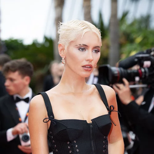 Iris Law | Η 21χρονη κόρη του Jude Law με πολύ ανατρεπτικό beauty look στις Κάννες