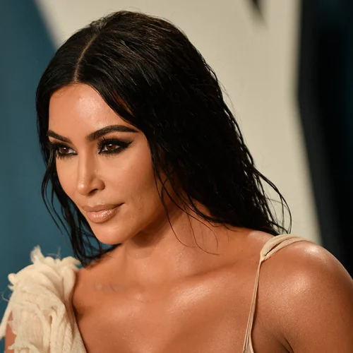 Η Kim Kardashian σού δείχνει πώς να κάνεις το no makeup-makeup look της σε 5᾽