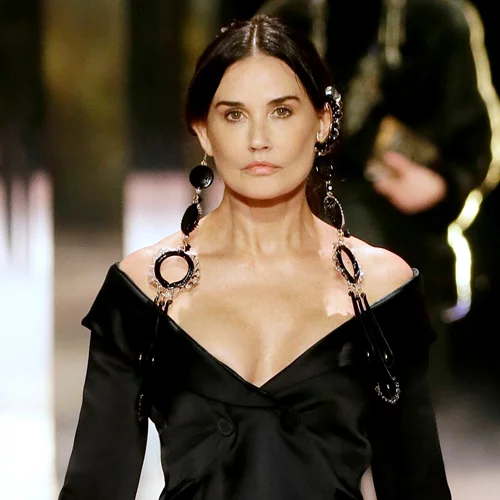 H Demi Moore περπάτησε στο catwalk του οίκου Fendi | Το beauty look της 58χρονης ηθοποιού
