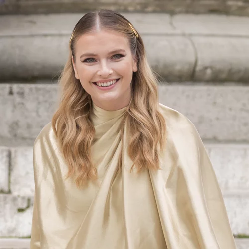 Parisian Beauty | Σε αυτή την ενυδατική κρέμα "ορκίζεται" η Camille Razat για την αψεγάδιαστη επιδερμίδα της