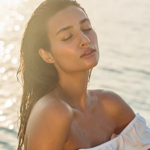 "Γιατί έχω πιο καθαρή επιδερμίδα το καλοκαίρι;" Οι ειδικοί απαντούν