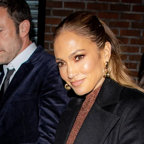 Jennifer Lopez | Έβαψε τα νύχια της στο χρώμα που ταιριάζει σχεδόν με όλα τα φθινοπωρινά ρούχα σου