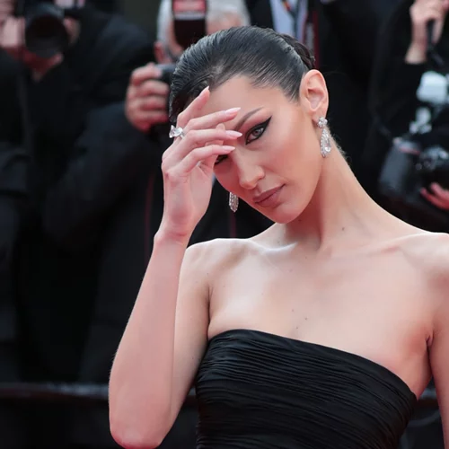 Bella Hadid | Η στιγμή που ανέβηκε γυμνή στην πασαρέλα του Coperni πριν την ψεκάσουν με ένα "υγρό φόρεμα"