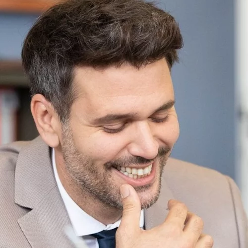 "Παγιδευμένοι" | Ο Μιχάλης Λεβεντογιάννης φωτογραφίζει τη Μάρθα Λαμπίρη Φεντόρουφ να πλέκει στο backstage των γυρισμάτων