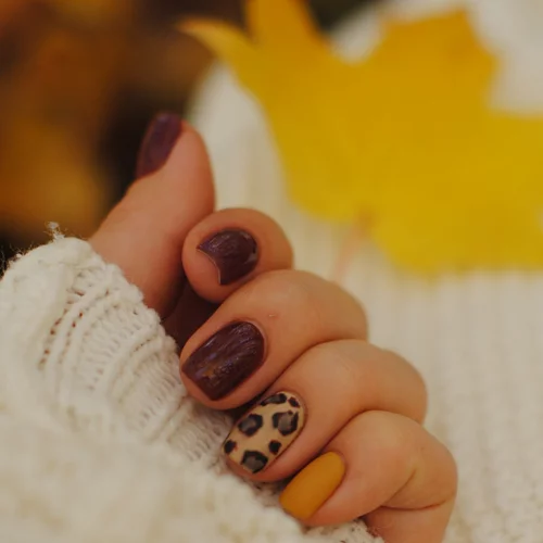 Έχεις κοντά νύχια; Τα φθινοπωρινά χρώματα που μπορείς να κάνεις για να τα αναδείξεις