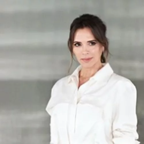 Η Victoria Beckham στο front row με τη σύντροφο του γιου της, Romeo, Mia Regan