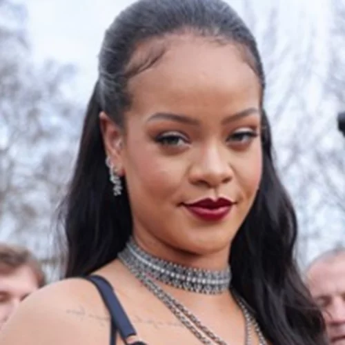 Η σέξι maternity εμφάνιση της Rihanna με εσώρουχα στην επίδειξη του Dior