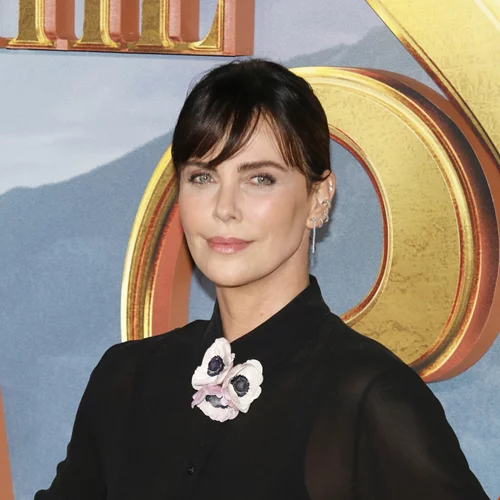 Charlize Theron | Το gothic look της που εμπνεύστηκε από την Αικατερίνη των Μεδίκων