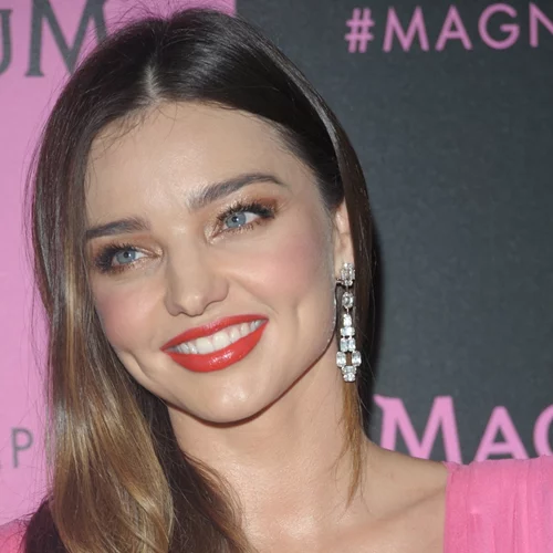 Το ανέξοδο makeup hack για να κάνεις πιο λευκό το χαμόγελό σου στο λεπτό