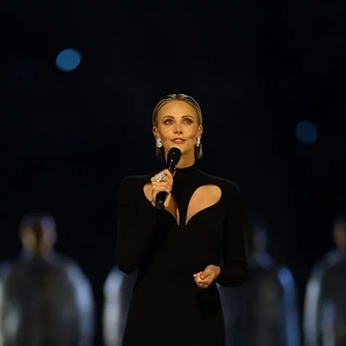 Charlize Theron | Το μήνυμα που έστειλε μέσα από το φόρεμά της στην τελετή έναρξης των Χειμερινών Ολυμπιακών Αγώνων του 2026