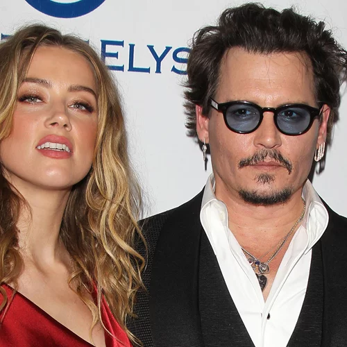 Amber Heard | Σάλος με το βίντεο που τη δείχνει να κρατάει σημειώσεις, χωρίς να ακουμπάει το στιλό στο χαρτί